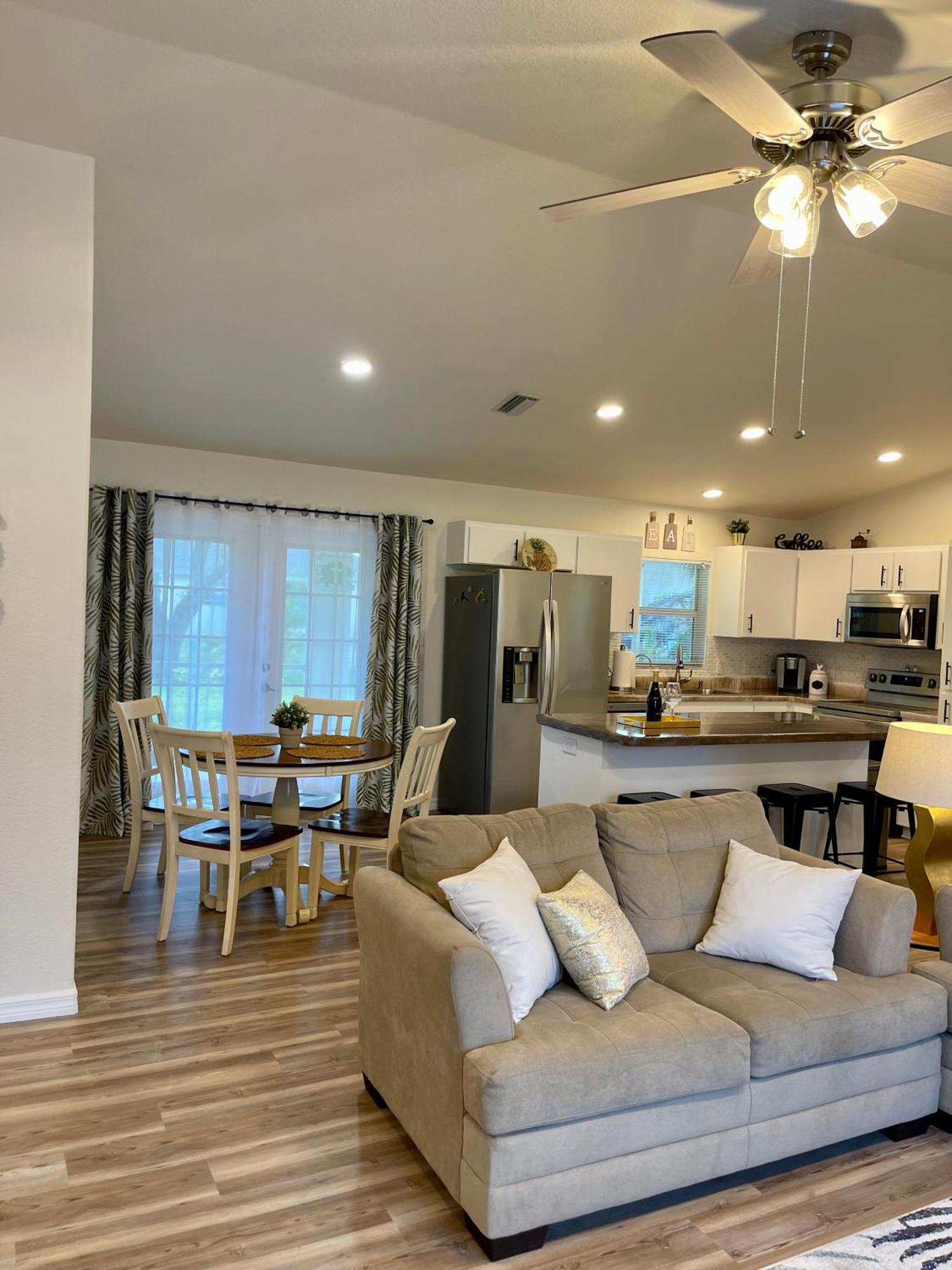 Cozy 3 Bedroom Vacation Holiday home *